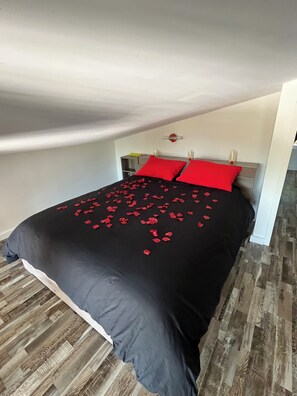 2 bedrooms, in-room safe, travel cot, free WiFi