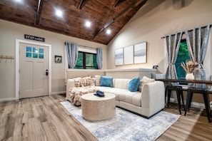 Smart-TV, Kamin, DVD-Player, Tischfußball