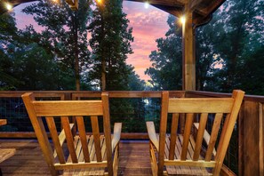Terrace/patio - Modern Cabin Near Pigeon Forge, Sleeps 8, Hot Tub, Game Room & Fire Pit (Sevierville)