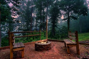 Property grounds - Modern Cabin Near Pigeon Forge, Sleeps 8, Hot Tub, Game Room & Fire Pit (Sevierville)