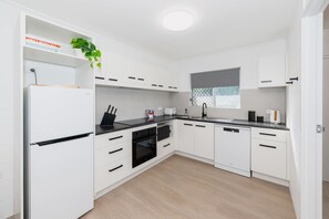 Een koelkast, een microgolfoven, een oven, een kookplaat