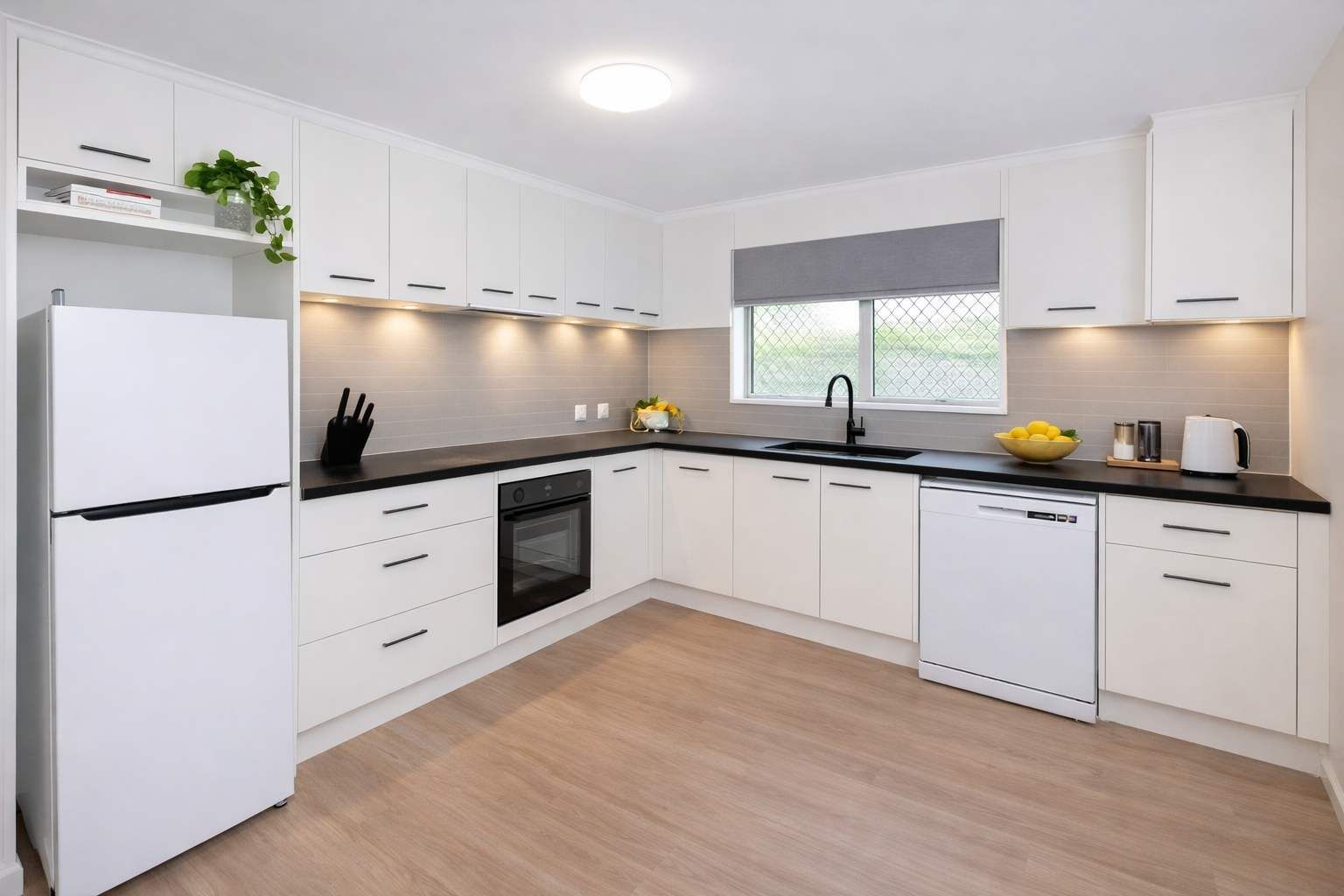 Réfrigérateur, micro-ondes, four, plaque de cuisson