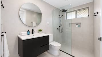 Douche, sĂšche-cheveux, serviettes fournies, savon