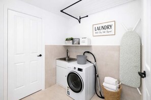 Interior - Comfortable Townsville Retreat Near Mater Hospital (Pimlico)