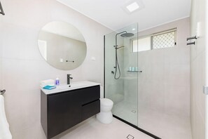 Shower, hair dryer, towels