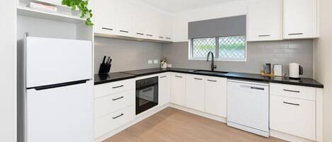 雪櫃、微波爐、焗爐、爐具