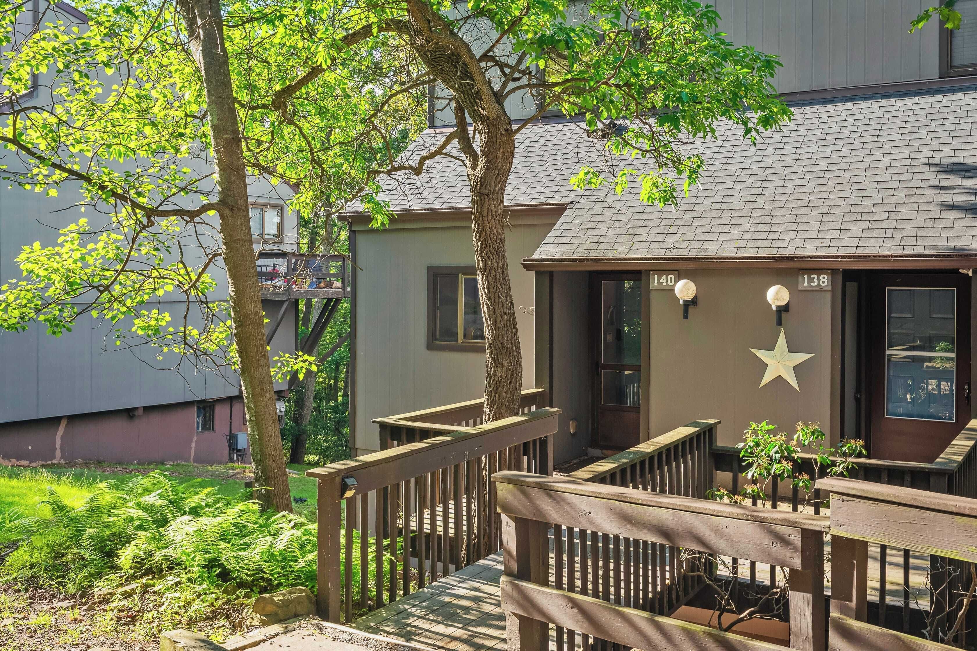 Un bâtiment doté d’une terrasse en bois, d’une décoration en forme d’étoile sur le mur et d’une enseigne portant les numéros 140 et 138.