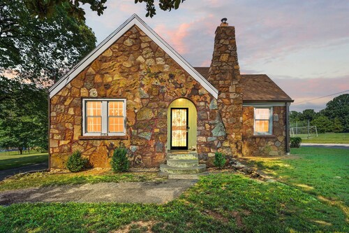 Upscale Mid-Century Home  Sunroom + Gym  Sleeps 6  Near Bass Pro & Branson"