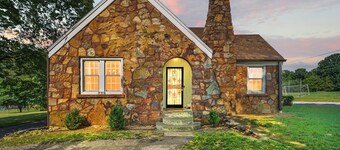 Upscale Mid-Century Home  Sunroom + Gym  Sleeps 6  Near Bass Pro & Branson"