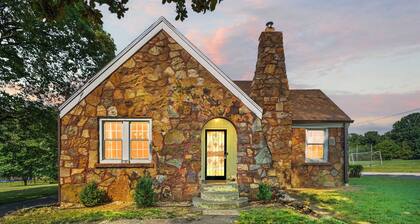 Upscale Mid-Century Home Sunroom + Gym Sleeps 6 Near Bass Pro & Branson"