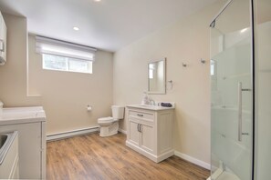 Douche, serviettes fournies, papier de toilette