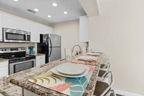 Kylskåp, mikrovågsugn, ugn och spishäll