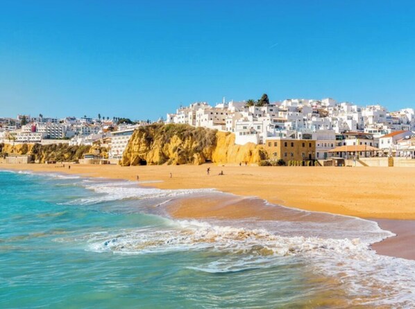 Beach - Enchanting villa with Swimming pool, 5br, 3,1/2 bath, 15 min. from Albufeira (Mem Moniz, Paderne, Albufeira)