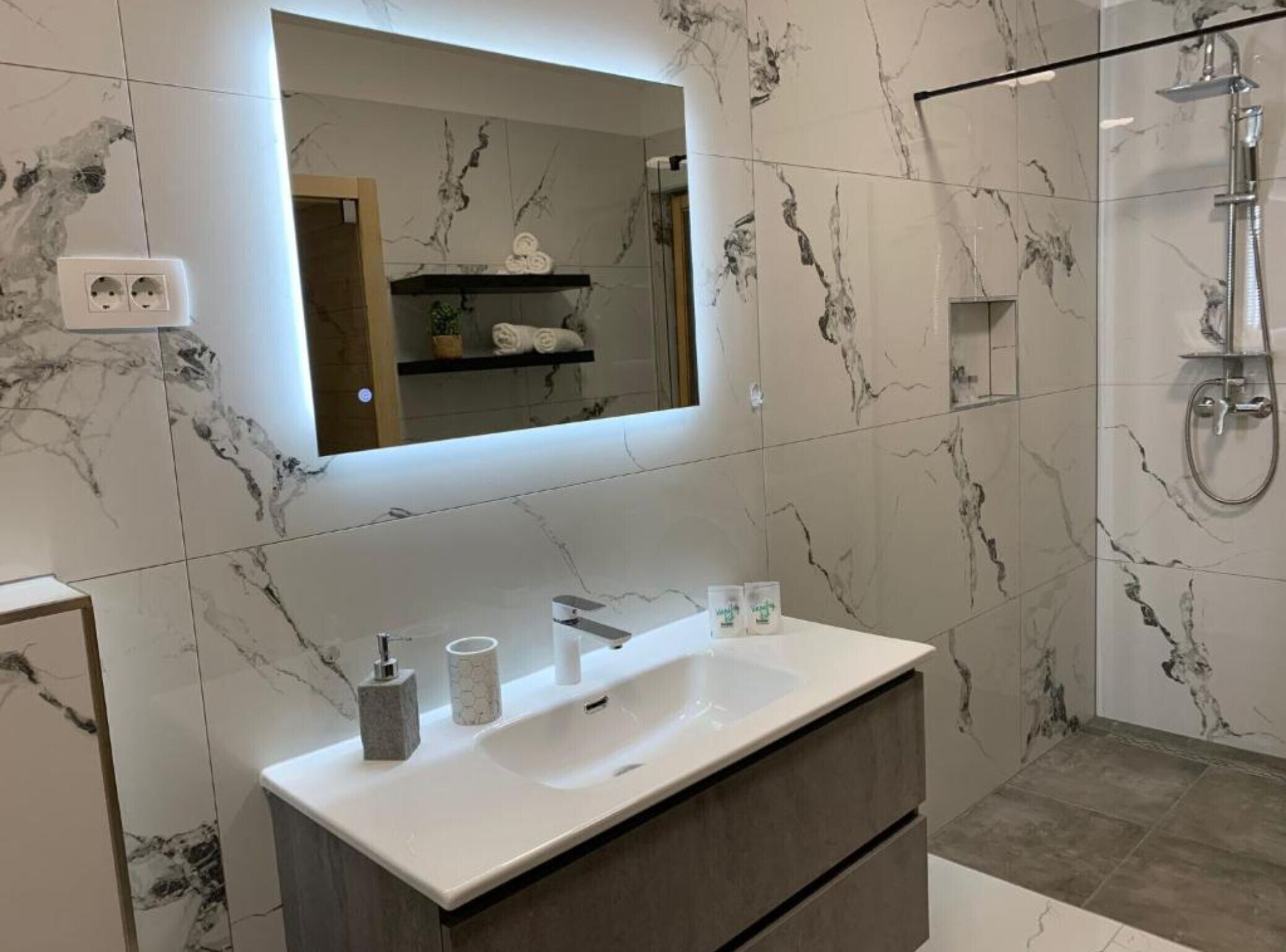 Een douche, een haardroger, handdoeken