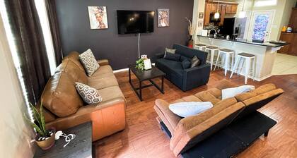3 bedroom Townhome near Downtown Dallas- Sleeps 10 people