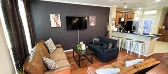 3 bedroom Townhome near Downtown Dallas- Sleeps 10 people