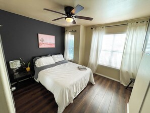 3 habitaciones, tabla de planchar con plancha, wifi y ropa de cama 