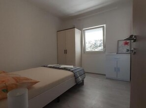 2 chambres, fer et planche à repasser, accès Internet, draps fournis