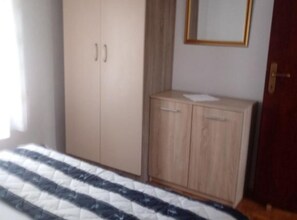 2 bedrooms, iron/ironing board, internet, bed sheets