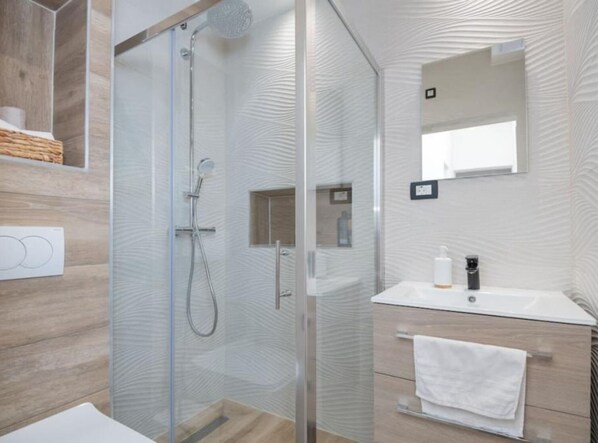 Dusche, Haartrockner, Handtücher