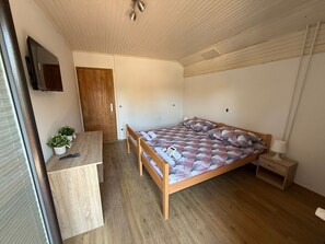 1 多间卧室、上网接入、床单