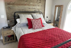 1 bedroom, WiFi, bed sheets - Charming 10 acre gated property with Cottage overlooking Boyne Valley (Boyne Falls)