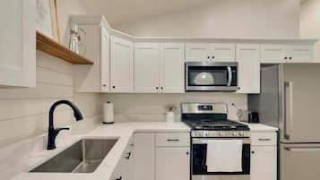 Mikrovågsugn, ugn, spishäll och diskmaskin