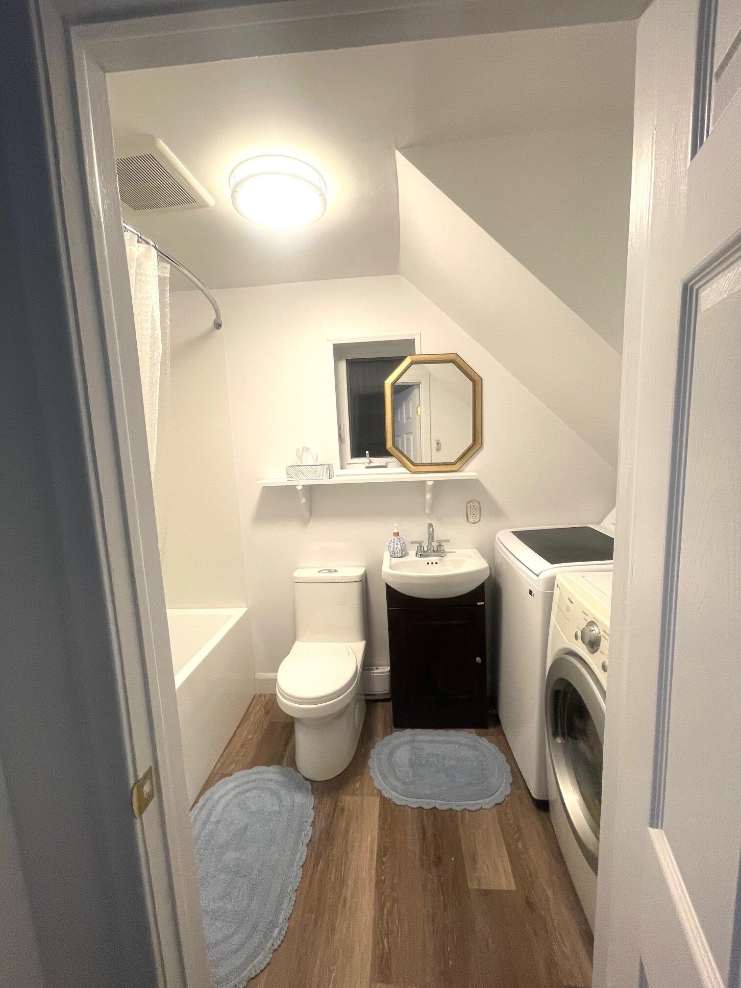 Séchoir à cheveux, serviettes fournies, savon, shampooing