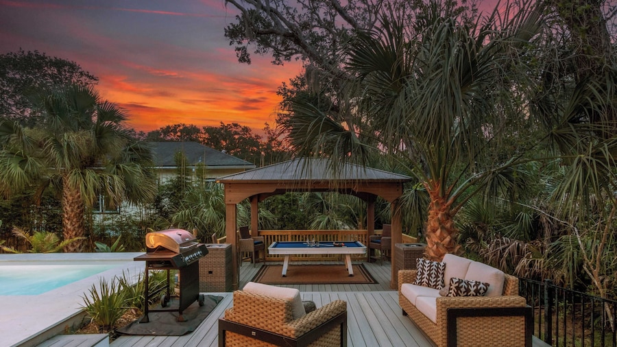 Serenity at Surfside by Avantstay Pool, Porches, Fire Pit & Arcade Near Vilano Beach