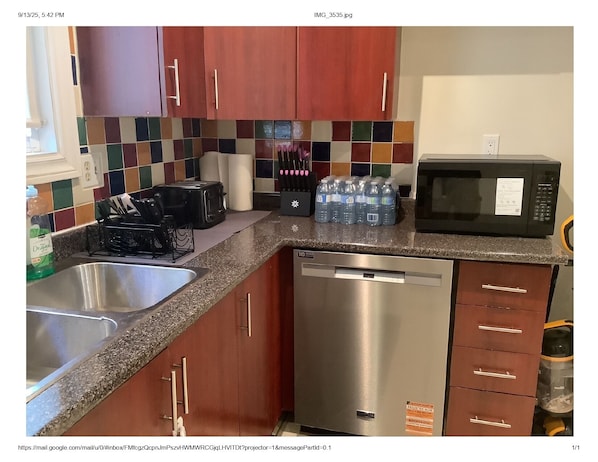 Fridge, microwave, oven, stovetop - Terrific 4-bedroom apartment with AC in Mississauga (Mississauga)