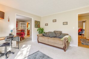 Living area - 6 Mi to Stone Mountain Park: Home w/ Deck! (Lilburn)