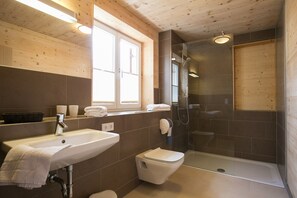 Comfort Double Room | Bathroom | Shower, hair dryer, towels, soap - Hotel Gasthof zur Post (Wolfegg)