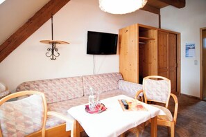 Dobbeltværelse | Pengeskab på værelset, skrivebord, strygejern/strygebræt, gratis Wi-Fi