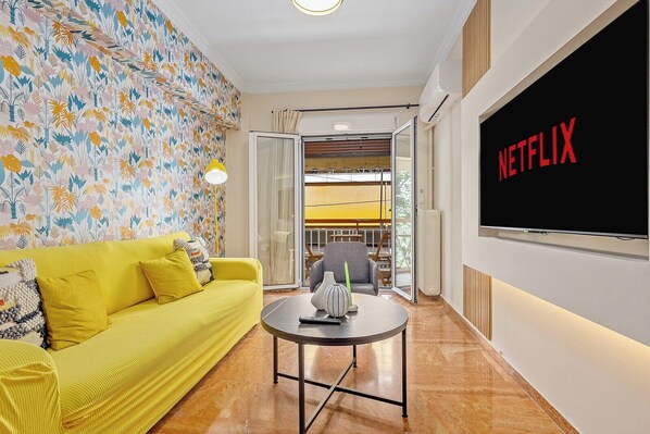 TV - Your Athens Apartment near Acropolis II (Athina)