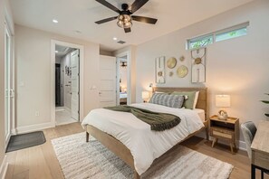 2 habitaciones, escritorio y tabla de planchar con plancha 