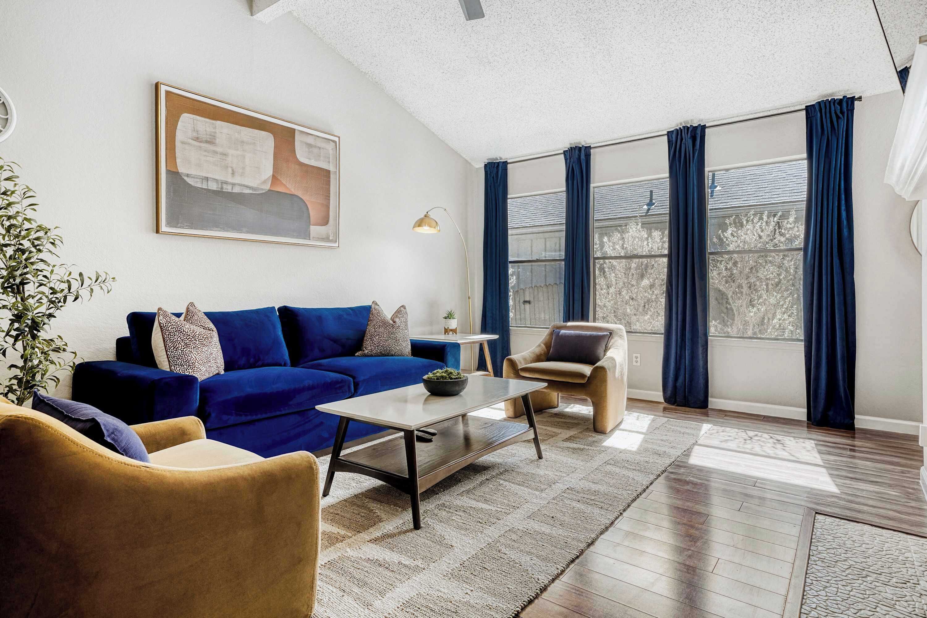 TV, peis, bøker og kontorer