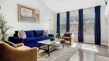 TV, peis, bøker og kontorer