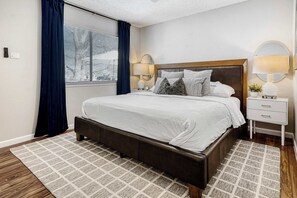 2 bedrooms, desk, iron/ironing board, travel crib - Cozy North Austin Retreat | Deck-Near Domain+Q2 (Austin)