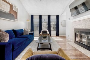 TV, fireplace, books, offices - Cozy North Austin Retreat | Deck-Near Domain+Q2 (Austin)