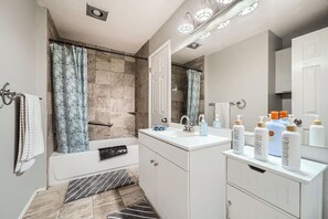 Bruser, hårtørrer, håndklæder