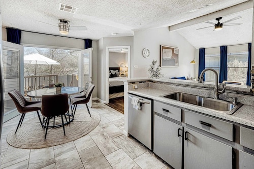 Cozy North Austin Retreat | Deck-Near Domain+Q2