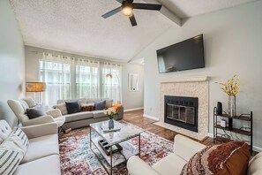 Televisión, chimenea, libros y oficina 