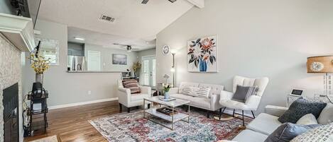 Televisión, chimenea, libros y oficina