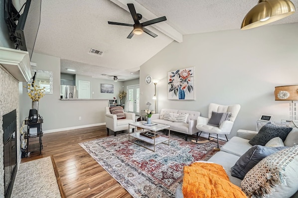 Tv, pejs, bøger, kontorer