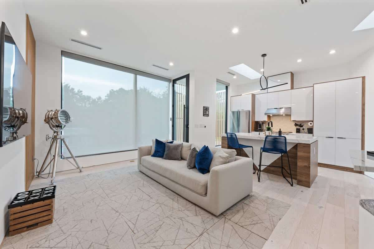 TV, peis og kontorer