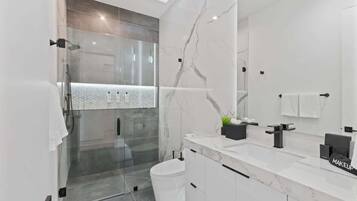 Douche, sĂšche-cheveux, serviettes fournies