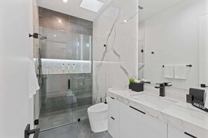 淋浴设施、吹风机、毛巾