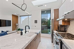 Jääkaappi, mikroaaltouuni, uuni, liesi