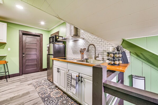 Fridge, microwave, dishwasher, coffee/tea maker