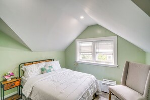 3 bedrooms, desk, iron/ironing board, internet